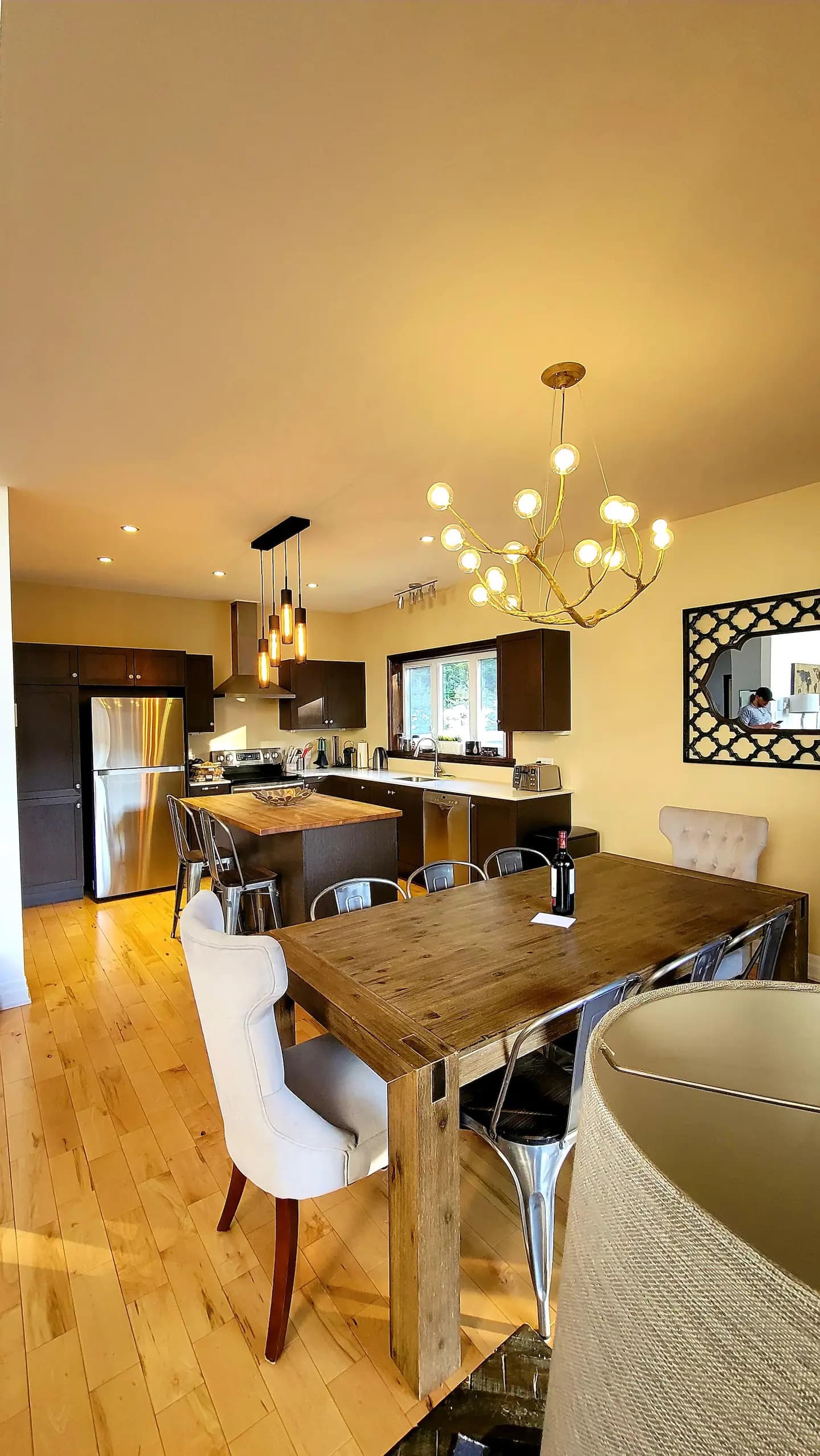 Fully equipped kitchen and dining area